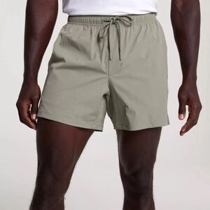 VRST NWT Men's 5'' Everyday Short, Earl Grey, Size Medium, Relaxed Fit